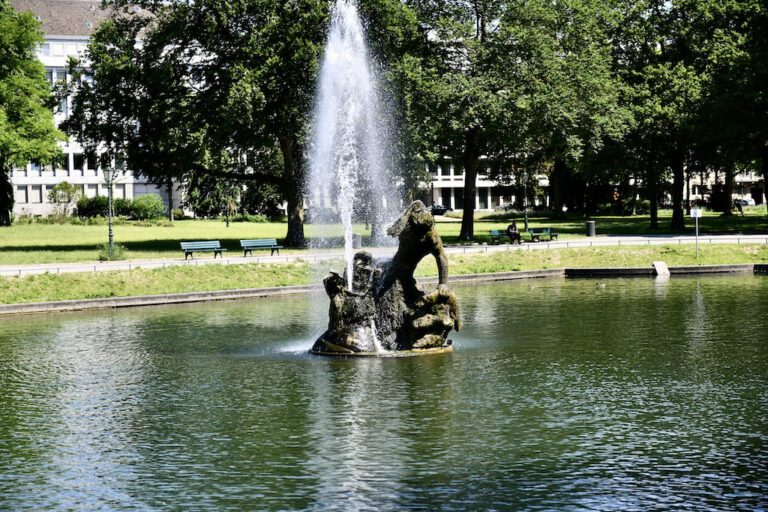 Tritonenbrunnen Schalenbrunnen und Gröne Jong sprudeln wieder