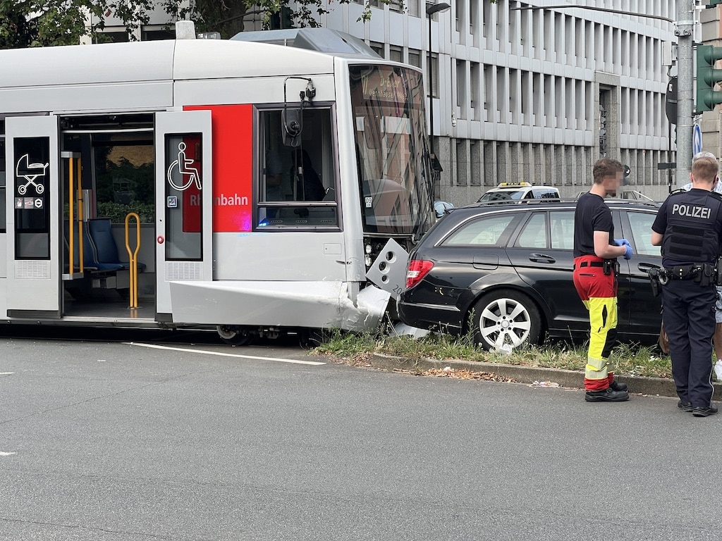 Verkehrsunfall auf der Kaiserstraße Straßenbahn kollidiert mit PKW