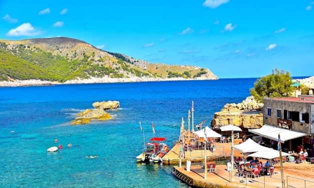 Im knallroten Gummiboot: Lokalbüro sticht in&nbsp;See