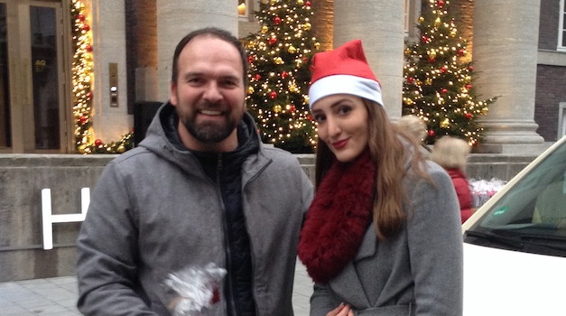 Nette Nikoläusin überreicht Geschenke an Taxifahrer