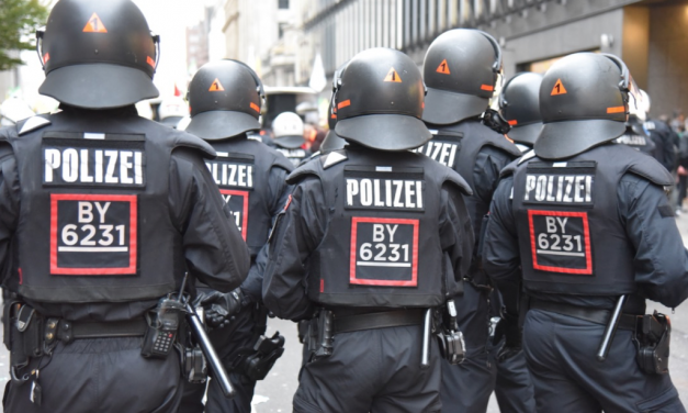 Nicht angemeldete und unfriedliche Versammlung löst Großeinsatz der Polizei aus