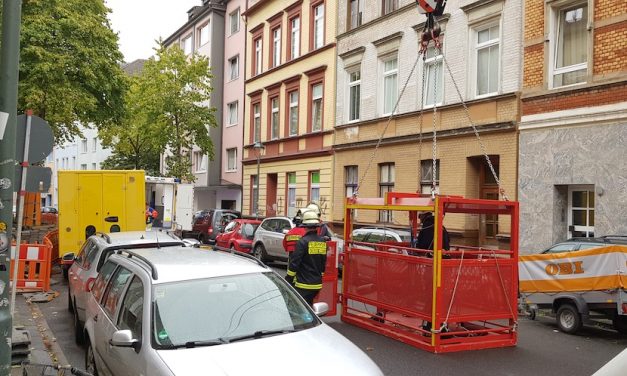 Feuerwehrkran und Höhenretter unterstützen Rettungsdienst