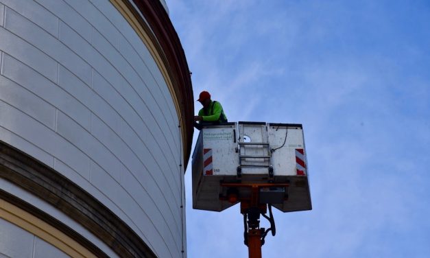 Schloßturm strahlt zum Welt-Mädchentag in&nbsp;rot