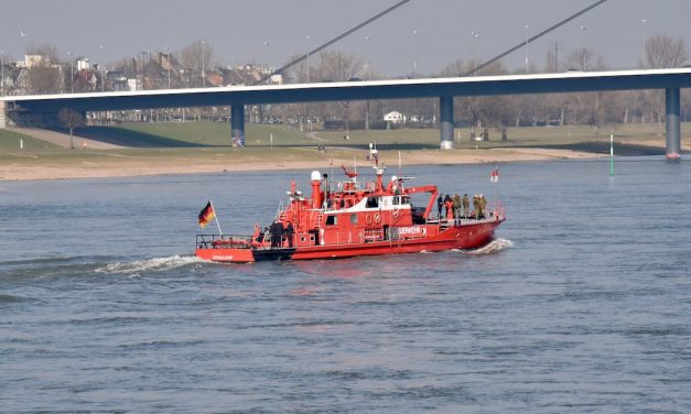 Feuer in Gewerbebetrieb – Feuerlöschboot im Einsatz