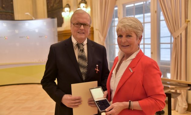 Regierungspräsidentin Radermacher überreicht Heribert Klein das Verdienstkreuz 1. Klasse