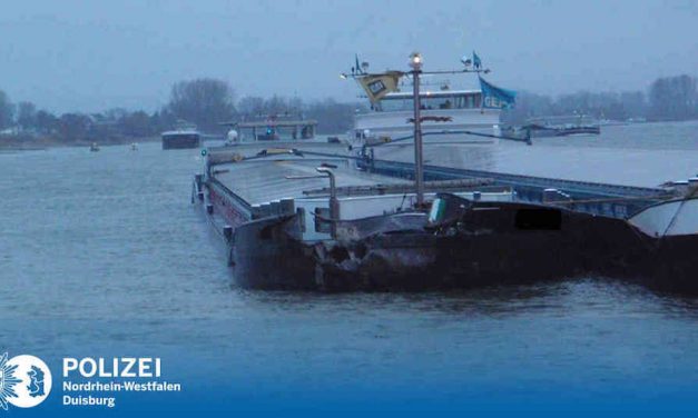 Feuerwehr Düsseldorf im Großeinsatz auf und am&nbsp;Rhein