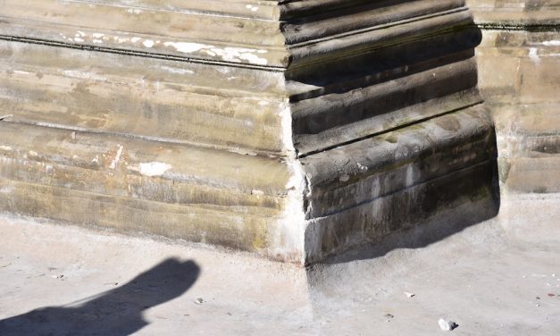 Schalenbrunnen durch Eislaufbahn beschädigt&nbsp;?