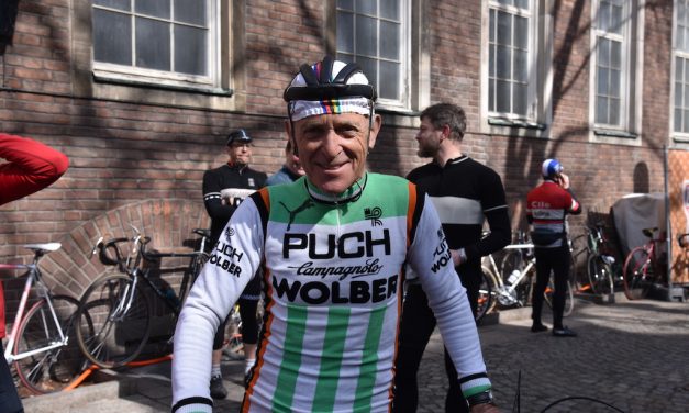 Vierfacher Weltmeister mit seinem Rennrad am Uerige