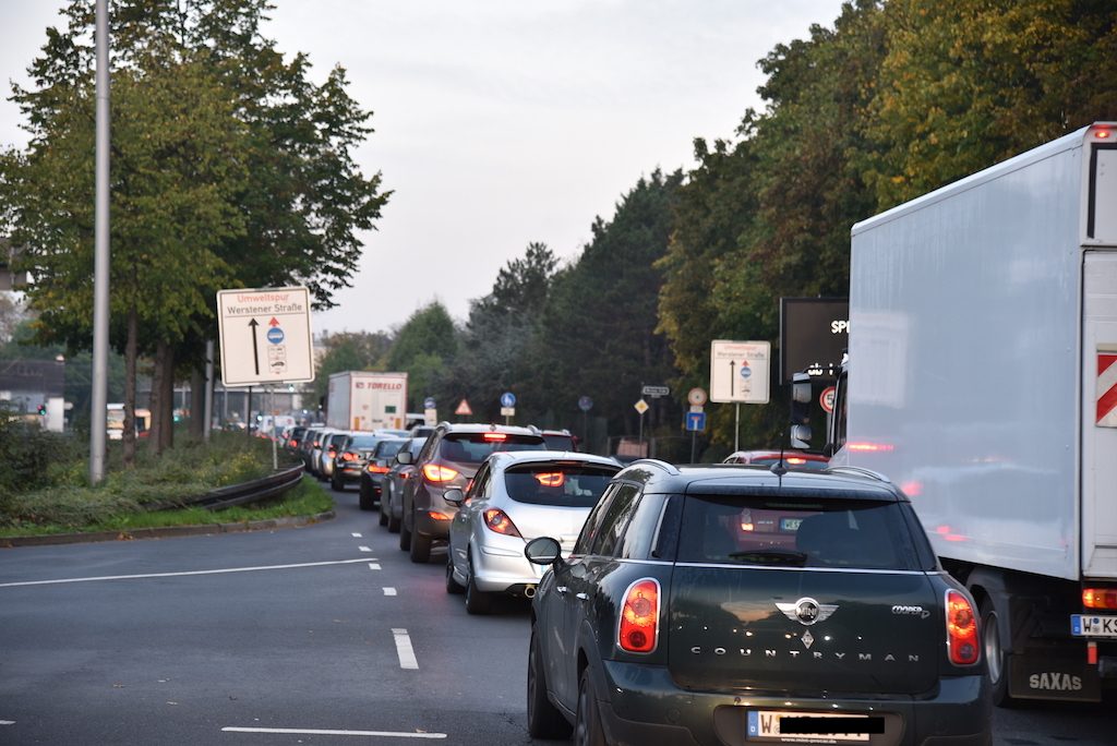 Symbolbild Verkehrsstau in Düsseldorf @ Lokalbüro