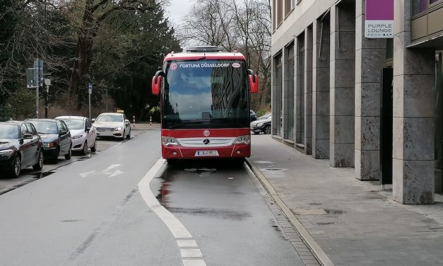 Fortuna Mannschaftsbus parkt auf Radweg