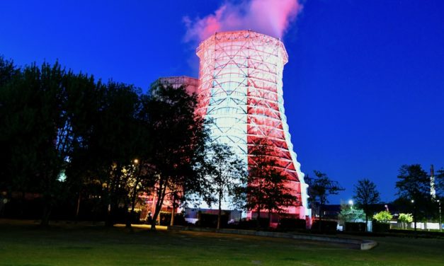 Kühlturm in Flingern erstrahlt in rot und&nbsp;weiß