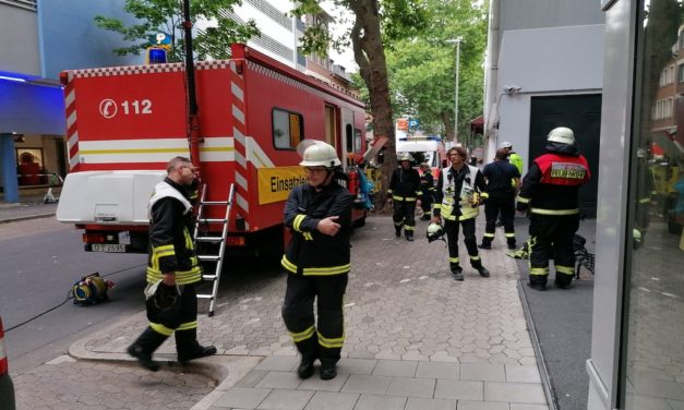 Fahrzeugbrand in Tiefgarage: Drei Autos betroffen – eine Person verletzt