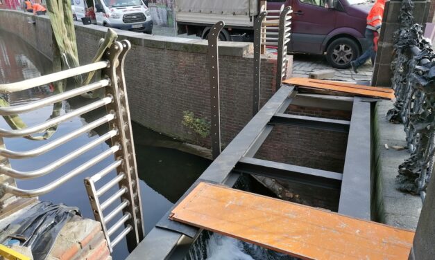 Geländerteile zur Absicherung der Düssel wieder abmontiert