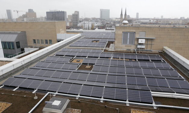 Solaranlage auf dem Dach des Gebäudes am Konrad-Adenauer-Platz 1