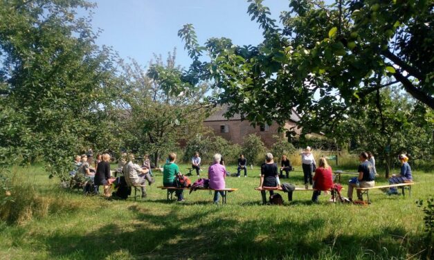 Frisch ausgebildete Naturschützer*innen erhalten ihr Zertifikat