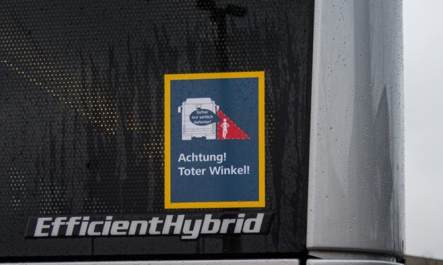 Mehr Sicherheit für Fußgänger und Radfahrer – Abbiegeassistent und Hinweis auf toten Winkel