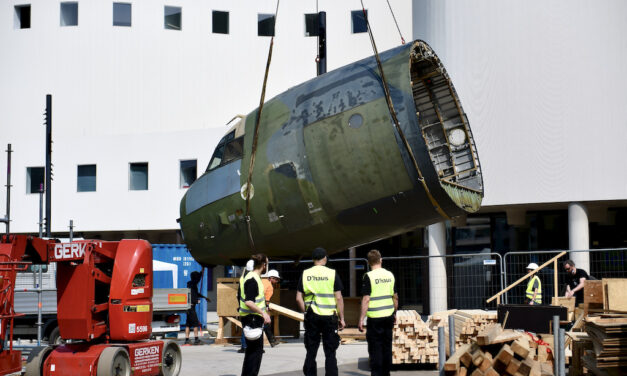 Was macht ein Flugzeug auf dem Gustaf-Gründgens-Platz