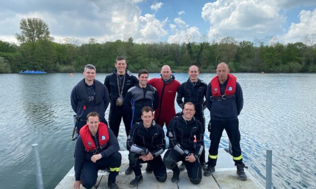 Sechs neue Feuerwehrtaucher und zwei neue Feuerwehrlehrtaucher im Einsatz für Düsseldorf