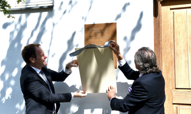 Zwei Tafeln erinnern an&nbsp;Beuys