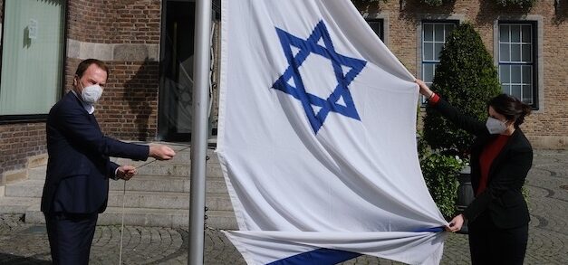 Brandanschlag auf Israel-Fahne am Düsseldorfer Rathaus