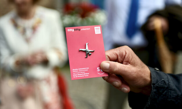 Oberbürgermeister Dr. Stephan Keller „schlägt ein Rad“ für fiftyfifty Verkäufer*innen