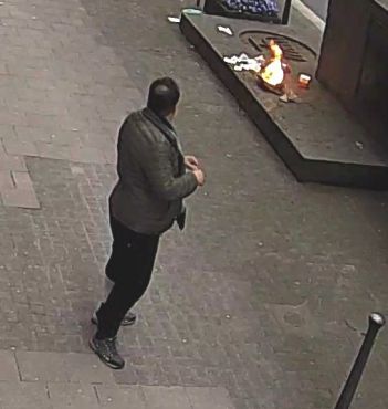 Öffentlichkeitsfahndung nach Feuer an Gedenktafel