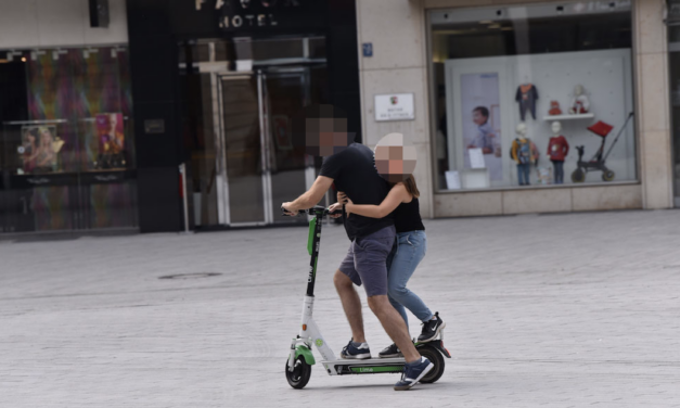 E‑Scooter kollidiert mit Fußgängerin