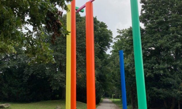 Die Skulptur von Erich Reusch im Südpark erstrahlt in neuer Farbigkeit