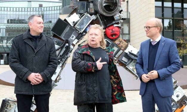 Künstler HA Schult stellt „Wertgigant“ vor Landtag auf