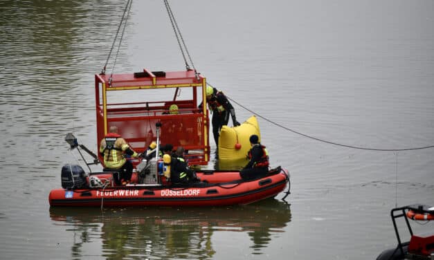 Taucherstaffel der Feuerwehr demonstriert Bergung eines PKW’s