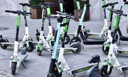 Oberbilk: E‑Scooterfahrer prallt gegen Pkw und schläft am Unfallort ein