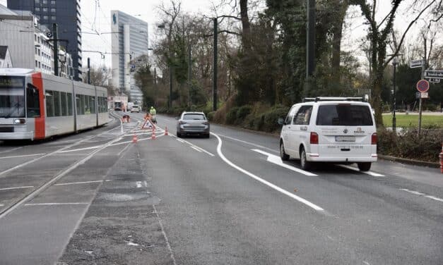 Frische Fahrbahnmarkierungen für Kaiser- und Fischerstraße