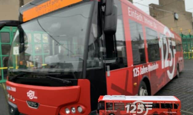 Jubiläumsbus bekommt „Nachwuchs“ im Miniformat
