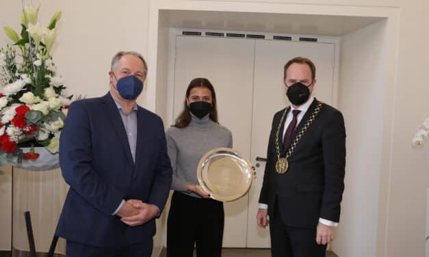 Hockey-Meisterinnen tragen sich in das Goldene Buch&nbsp;ein