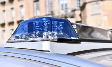 Pkw bleibt auf Mittelinsel einer Parkplatzzufahrt stecken