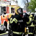 Nächtlicher Dachstuhlbrand in Unterbilk – Feuerwehr stundenlang im Einsatz