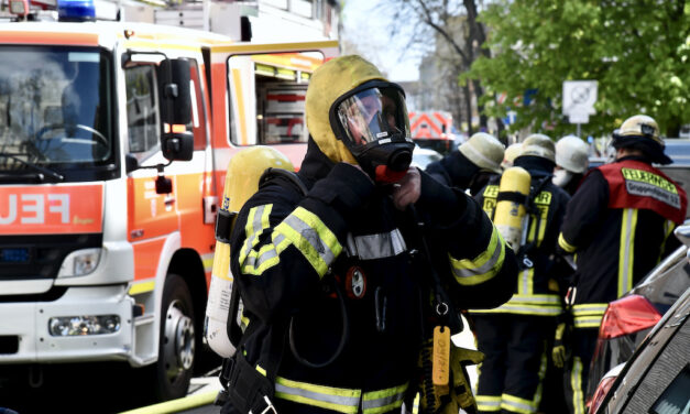 CO-Melder schlägt an – Feuerwehr evakuiert Wohnhaus und versorgt Bewohner