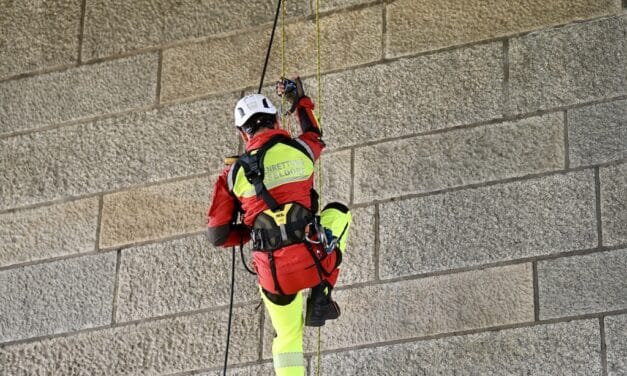 Höhenretter seilen sich vom Rheinturm ab und tragen Deutsche Meisterschaft im Dome&nbsp;aus