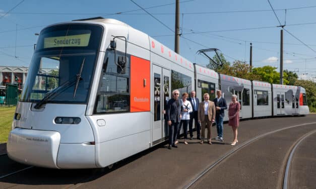 Radschlägerbahn rollt durch die&nbsp;Stadt