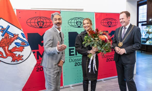 Rita Ora und Taika Waititi tragen sich in Goldenes Buch&nbsp;ein