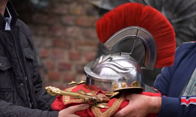 Mantel und Schwert an neuen St. Martin übergeben