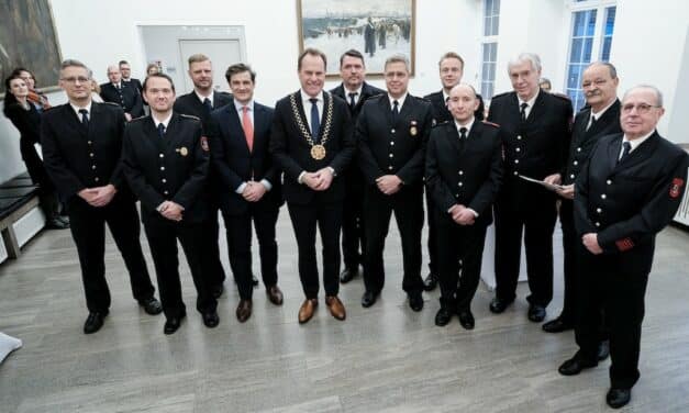 Sieben freiwillige Feuerwehrkräfte im Rathaus ausgezeichnet