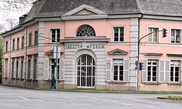 Das Theatermuseum feiert “Pink Christmas”