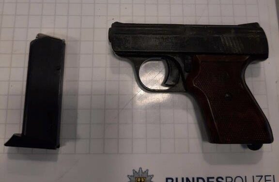 Bundespolizisten stellen Schreckschusswaffe bei 43-Jährigen sicher