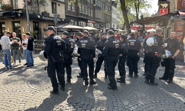 Überfall in Stadtmitte: Trio raubt hochwertige Uhr – Zeugen gesucht