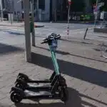 Jugendlicher stürzt mit E‑Scooter – Polizei sucht Zeugen