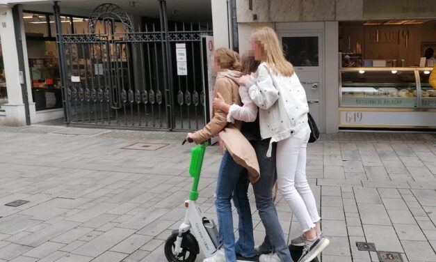 Verkehrsunfall in Oberbilk: E‑Scooter-Fahrerin prallt gegen Hauswand – Zwei Personen verletzt – Verdacht auf Trunkenheitsfahrt