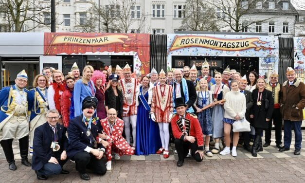 Närrische Straßenbahnfahrt begeistert erneut: Prinz Uwe I. und Venetia Melanie an&nbsp;Bord!