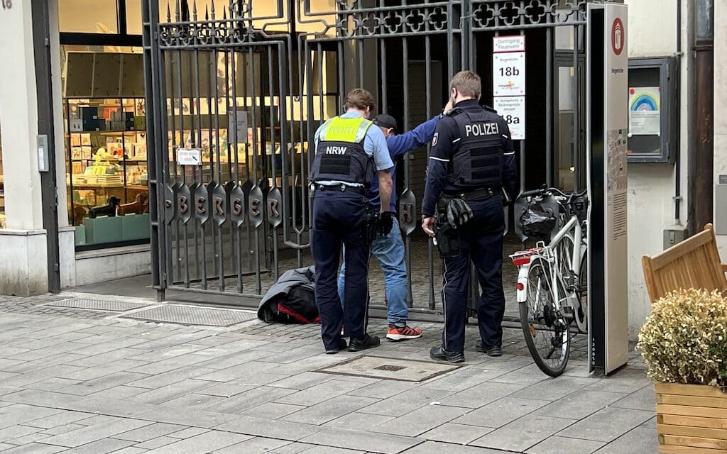 Streit unter Obdachlosen eskaliert in Düsseldorfer Stadtmitte – Zwei Männer schwer verletzt