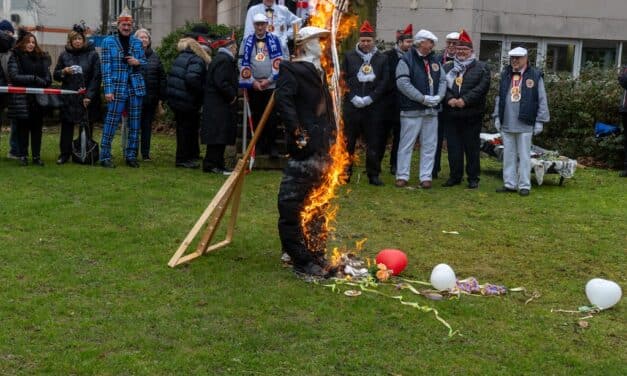 Das Ende einer Narrheit: Hoppeditz-Verbrennung beendet Karnevalszeit